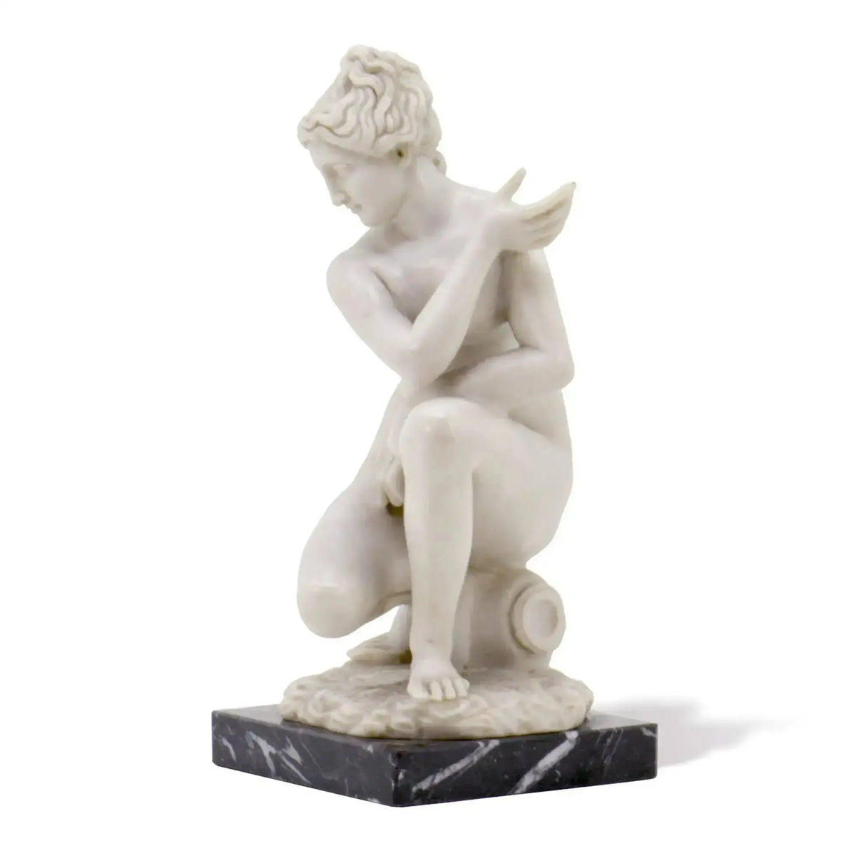 Obra romana en mármol que representa a Venus agachada.