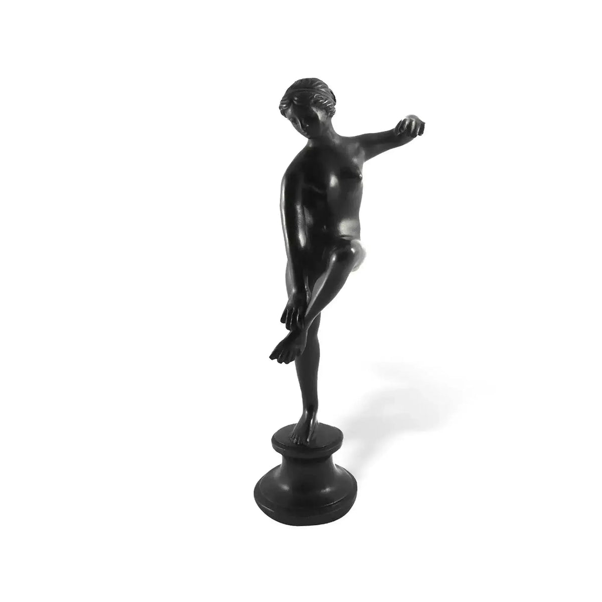 Venus Afrodita bañándose. Reproducción en bronce, inspirada en las numerosas estatuas que representan a la diosa de la belleza y el amor.