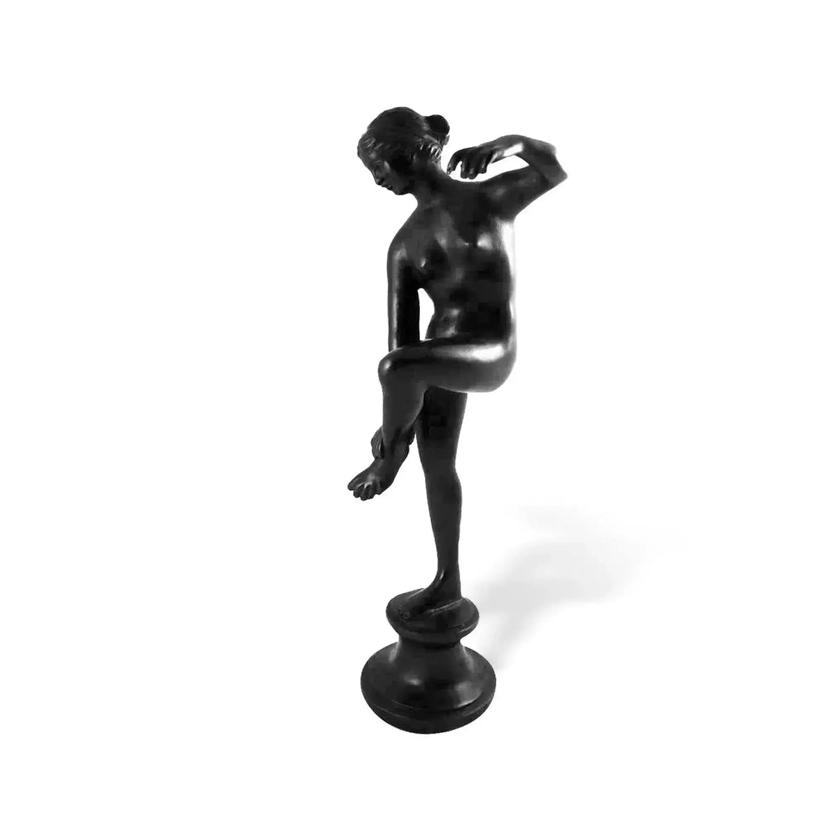 Venus Afrodita bañándose. Reproducción en bronce, inspirada en las numerosas estatuas que representan a la diosa de la belleza y el amor.