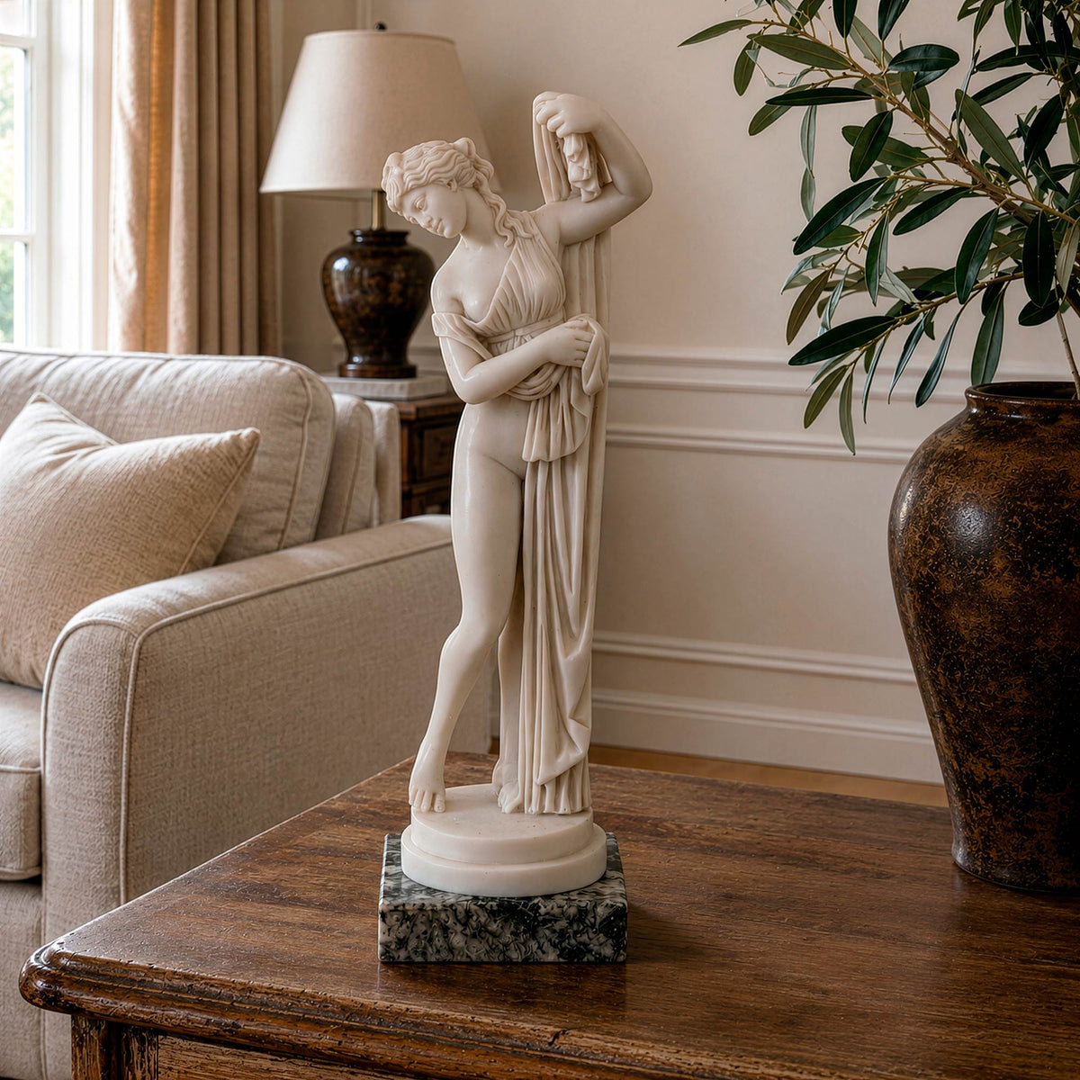 Marble statue of the Venus Callipygian seen from the front in a living room.