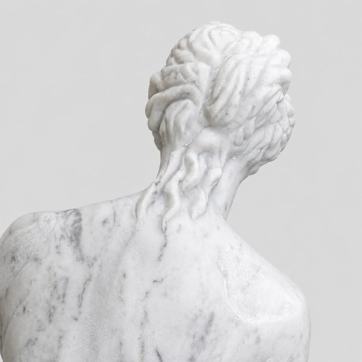 Venere di Milo in marmo di Carrara, dettaglio della nuca e dei capelli.