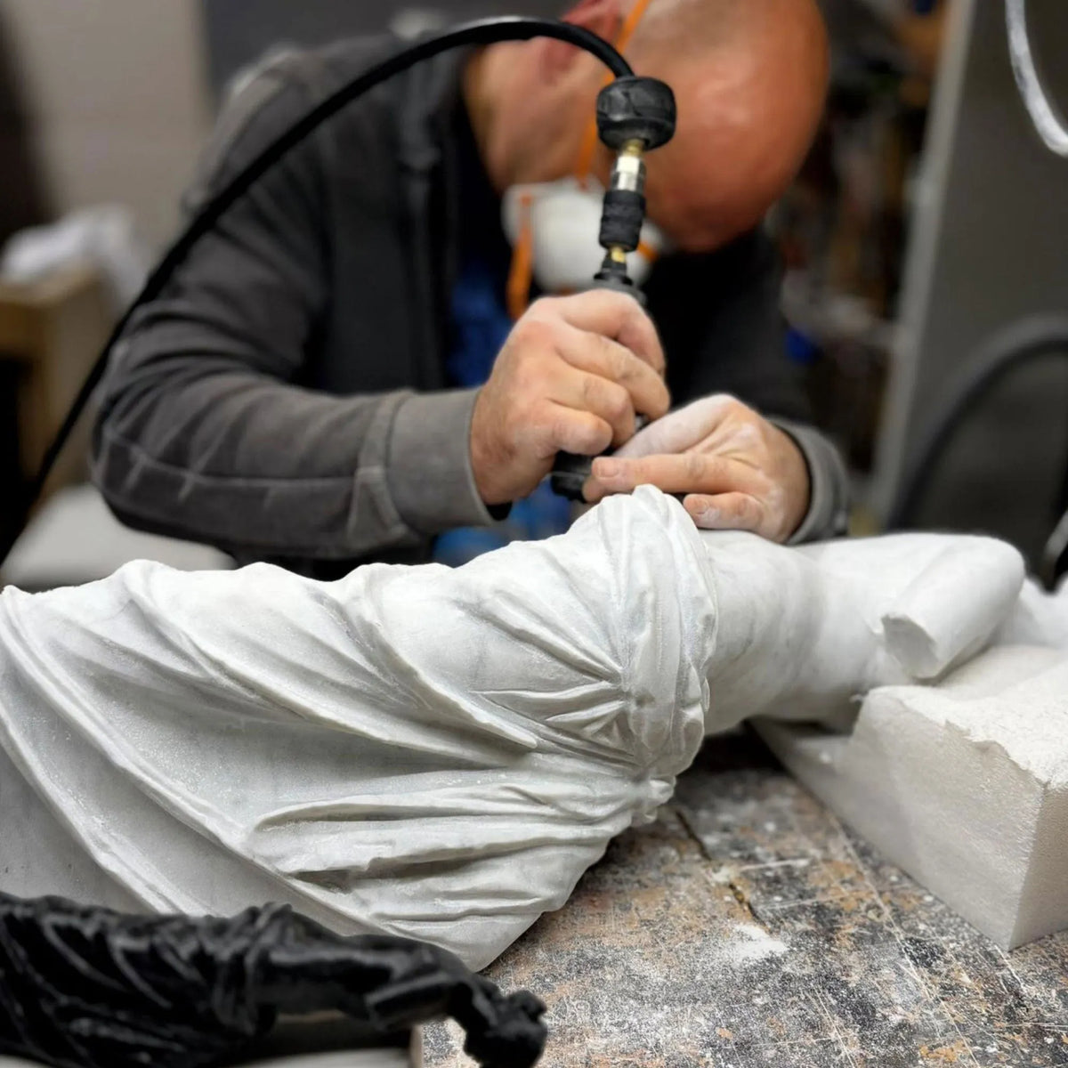 Venere di Milo in marmo di Carrara, durante la rifinitura manuale del drappeggio in laboratorio.