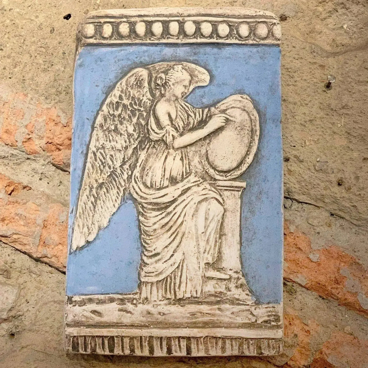 Plaque en terre cuite bleue représentant la déesse ailée de la victoire, Niké, tirée de la colonne Trajane à Rome