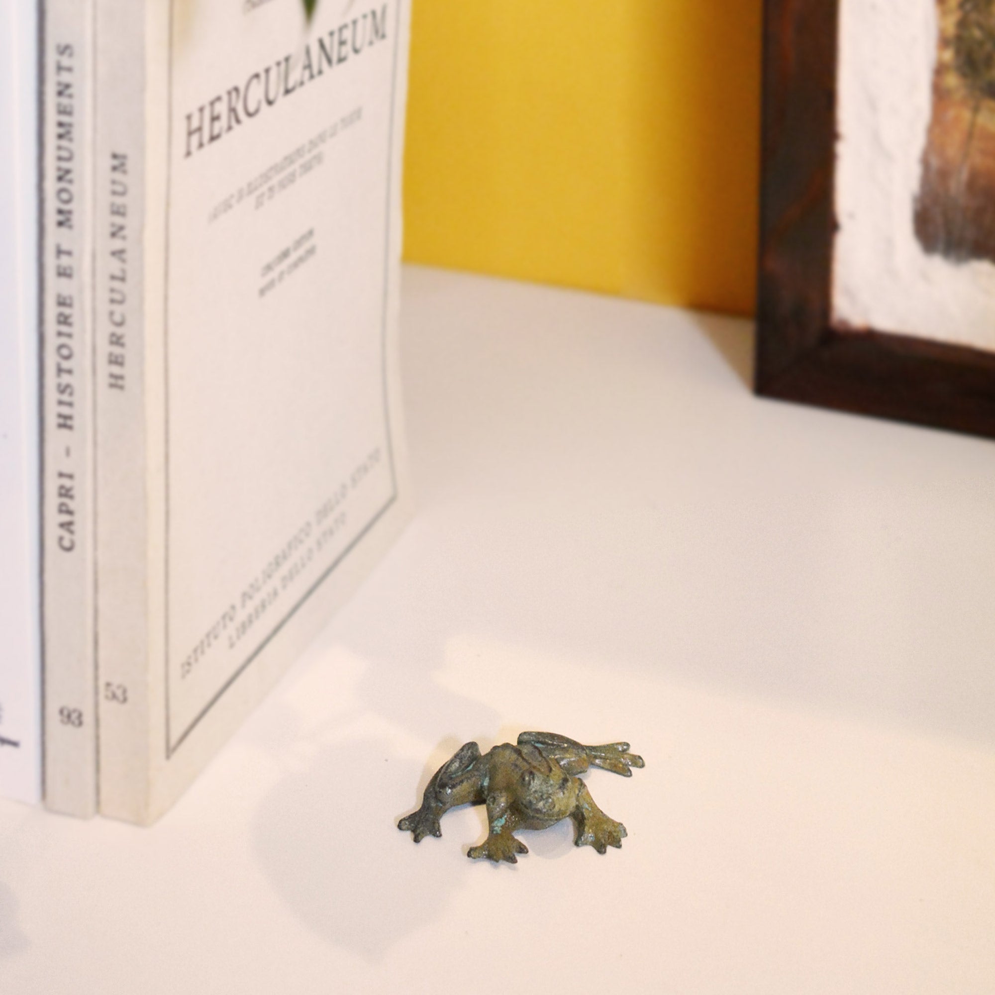 Figurina Em Miniatura De Um Homem De Negócios Em Pé Soe Uma Fatura De Pagamento Impressa Ou Um Recibo E Olhando Para 205473291 Figurina Em Miniatura De Um Homem De Negócios Em Pé Soe Uma Fatura De Pagamento Impressa Ou Um Recibo E Olhando Para 205473291