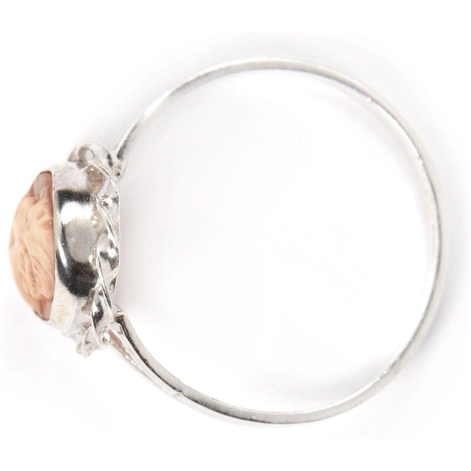 Profilo della montatura in argento dell'anello con cammeo arancione, su fondo bianco