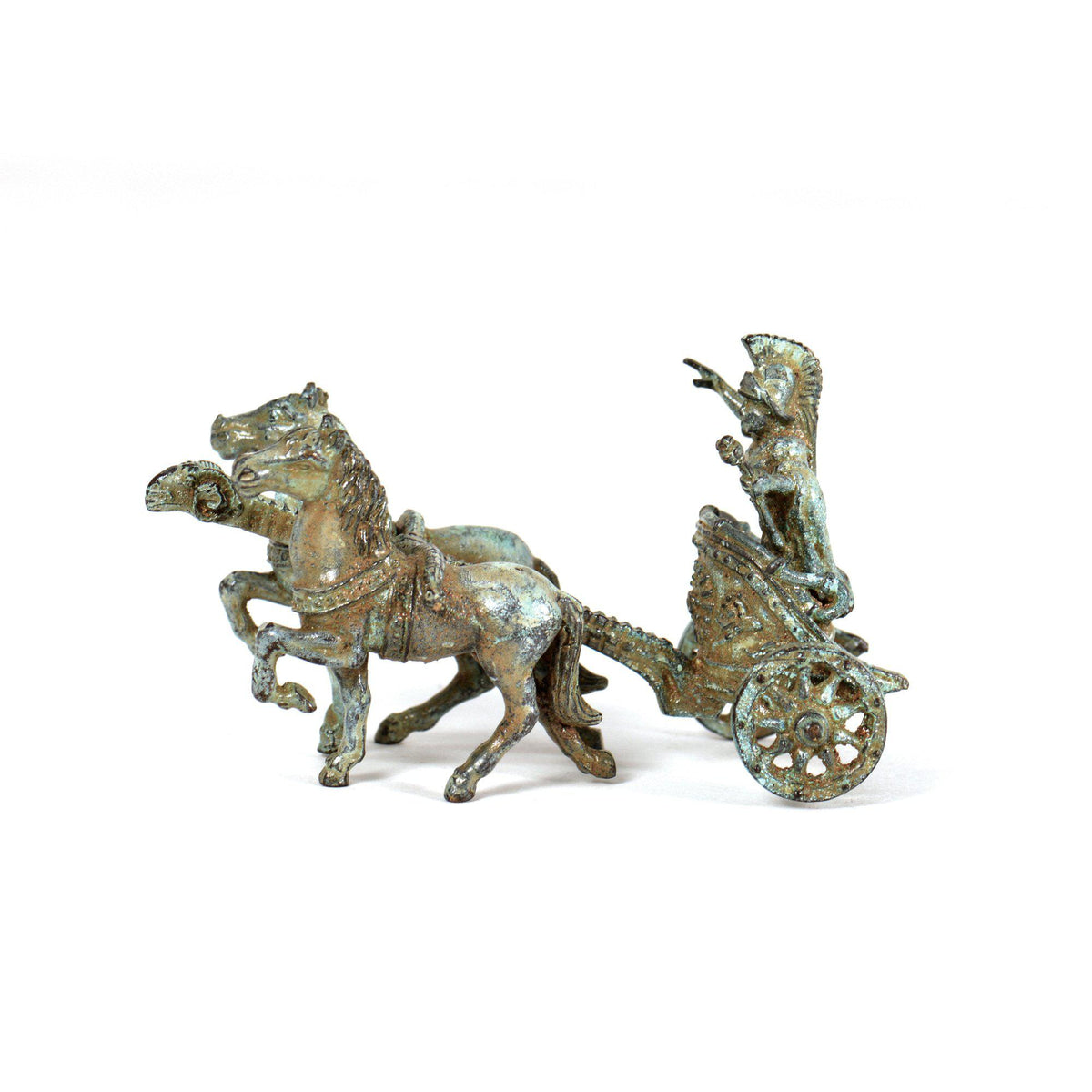 Biga romana in bronzo con patina verde, due cavalli, auriga e carro decorativo con ruote, su fondo bianco.