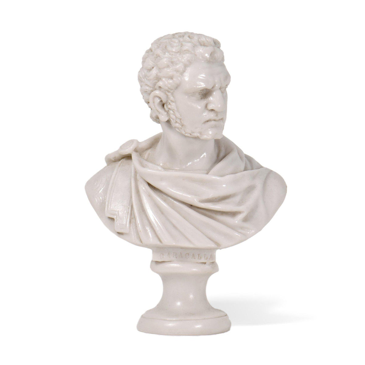 Busto di Caracalla in marmo di Carrara ricomposto, con mantello drappeggiato, su fondo bianco.