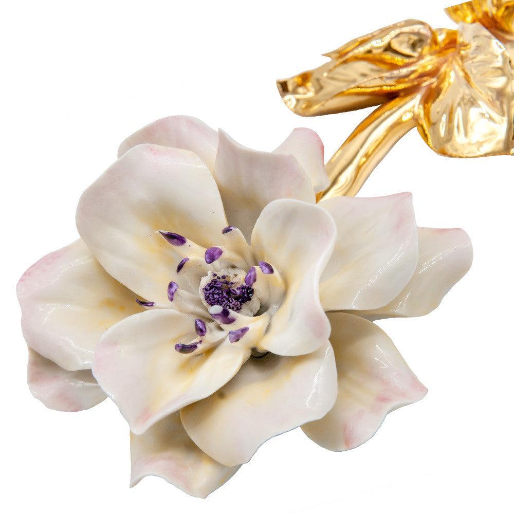Dettaglio dei petali chiari sfumati di rosa e del centro viola della camelia in porcellana di Capodimonte.