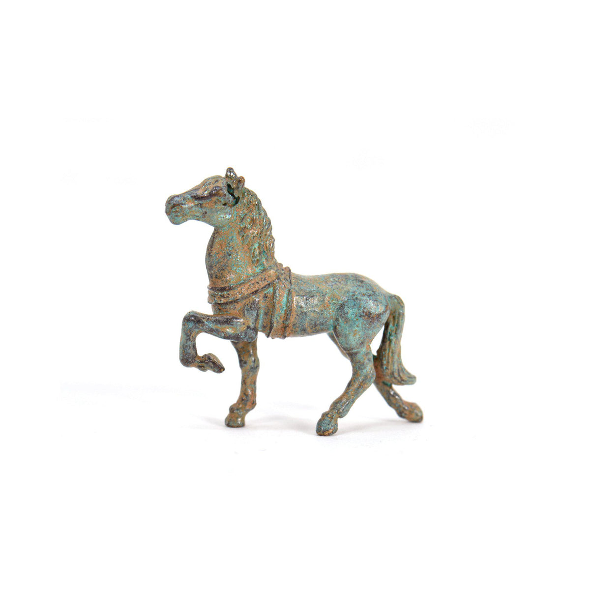 Cavallo greco mignon in bronzo con patina verde, visto di lato su fondo bianco