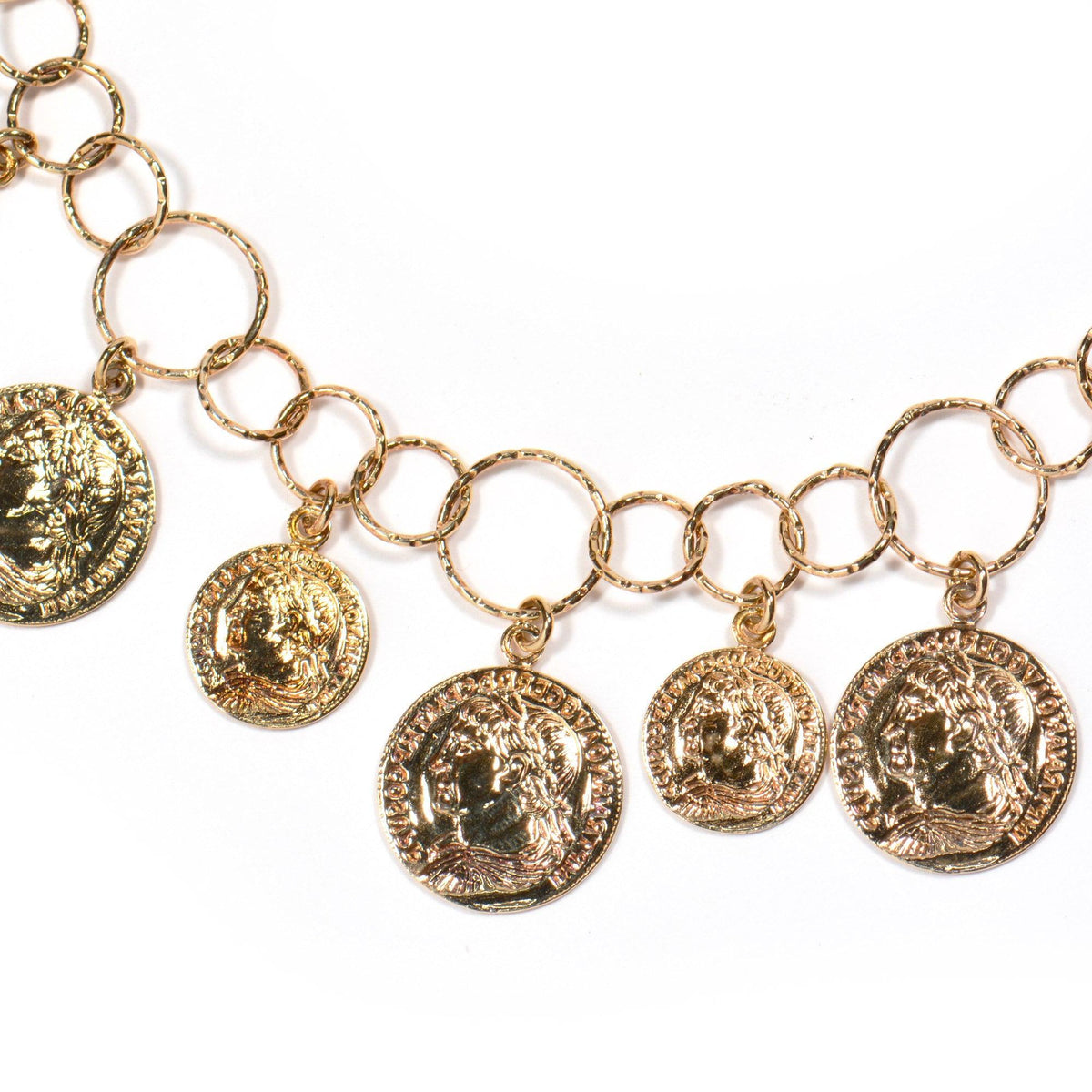 Primo piano della Collana con Medagliette Pendenti in argento 925 placcata oro 18k 