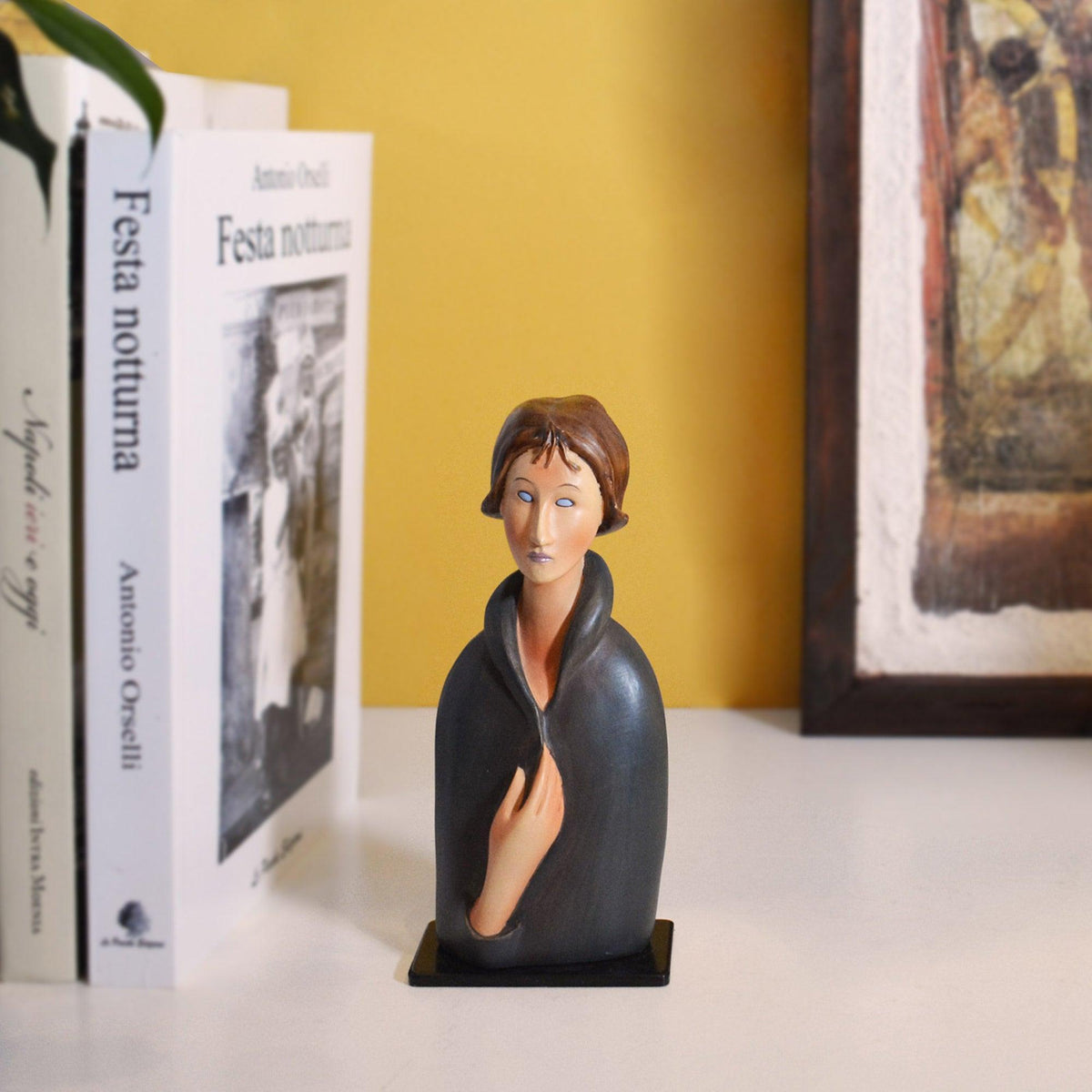 Donna dagli Occhi Blu da Modigliani, su un ripiano accanto a libri