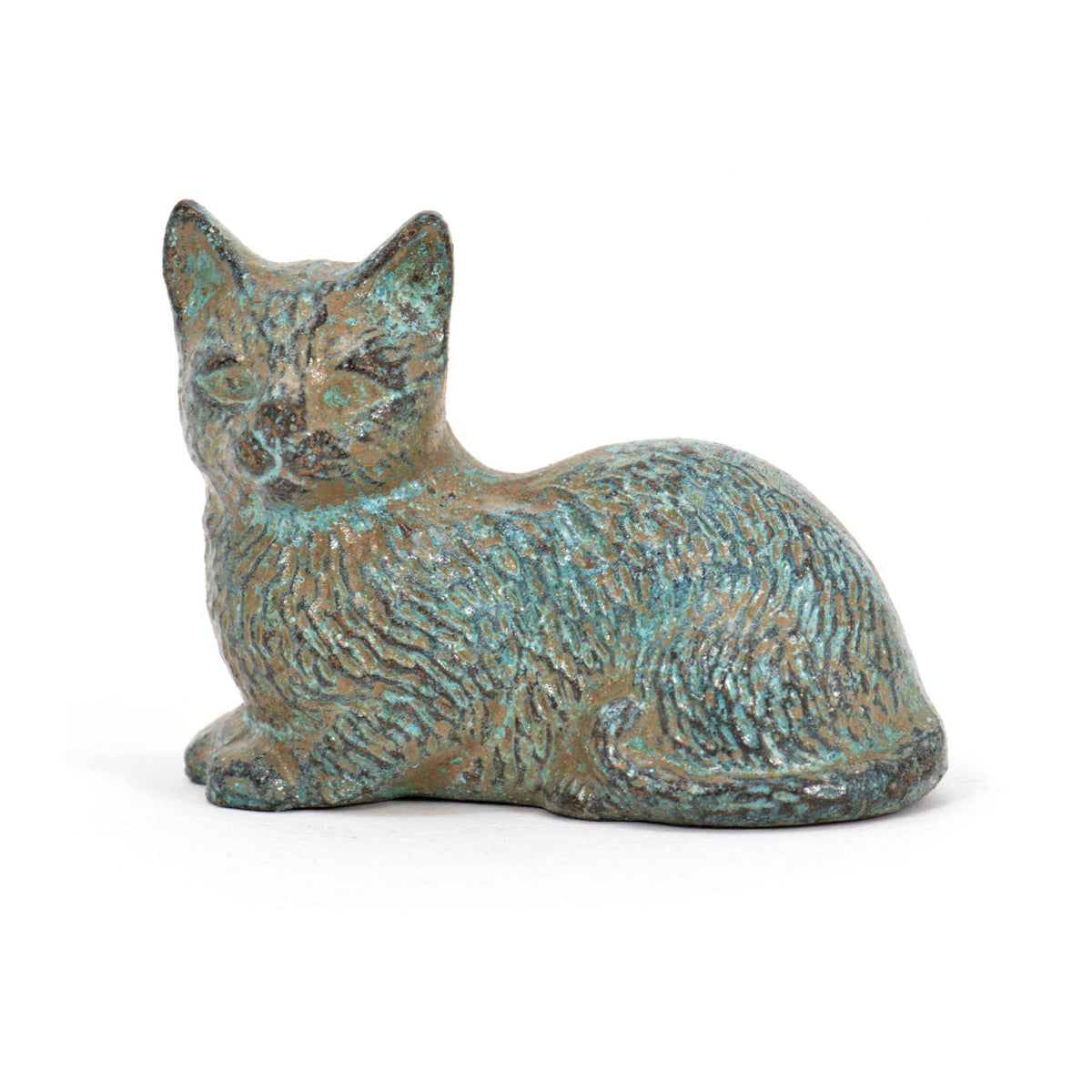 Gatto accovacciato in bronzo con patina verde, vista frontale su fondo bianco