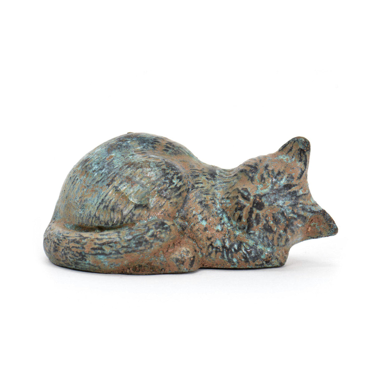 Gatto dormiente in bronzo con patina verde e coda raccolta, vista frontale su fondo bianco