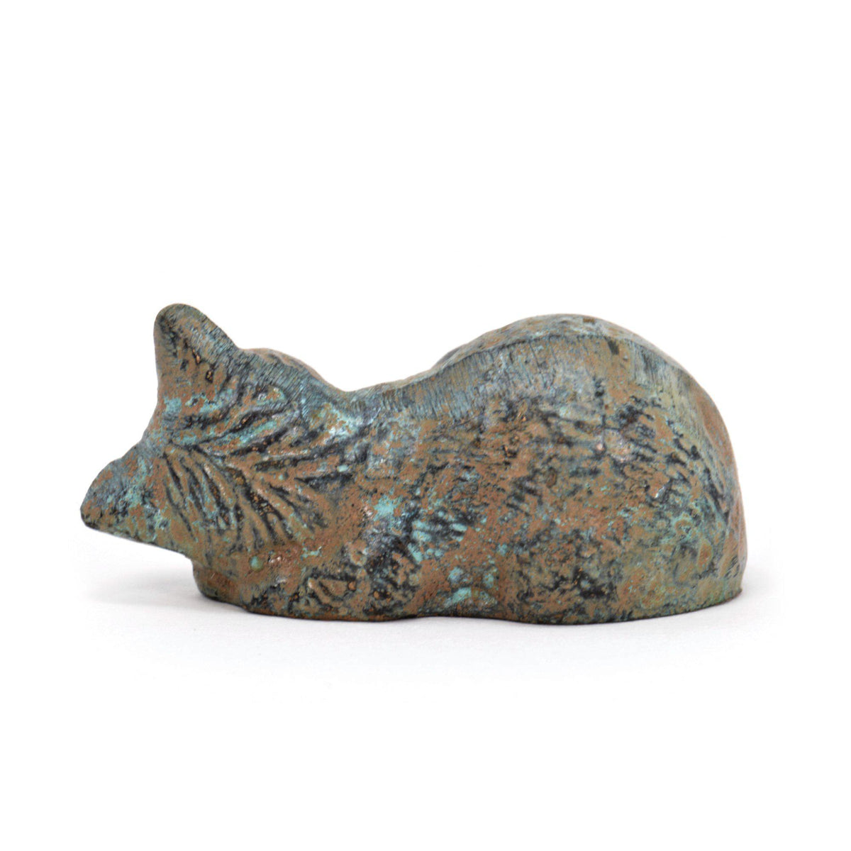 Gatto dormiente in bronzo con patina verde, visto da dietro su fondo bianco
