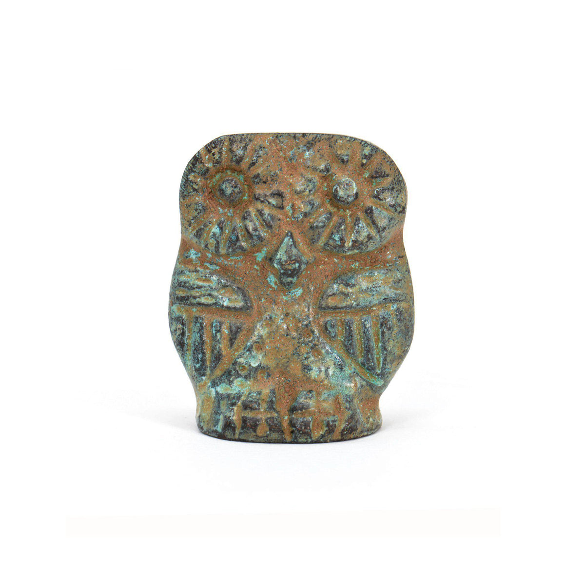 Gufo in bronzo con patina verde, visto frontalmente con grandi occhi e ali incise, su fondo bianco.