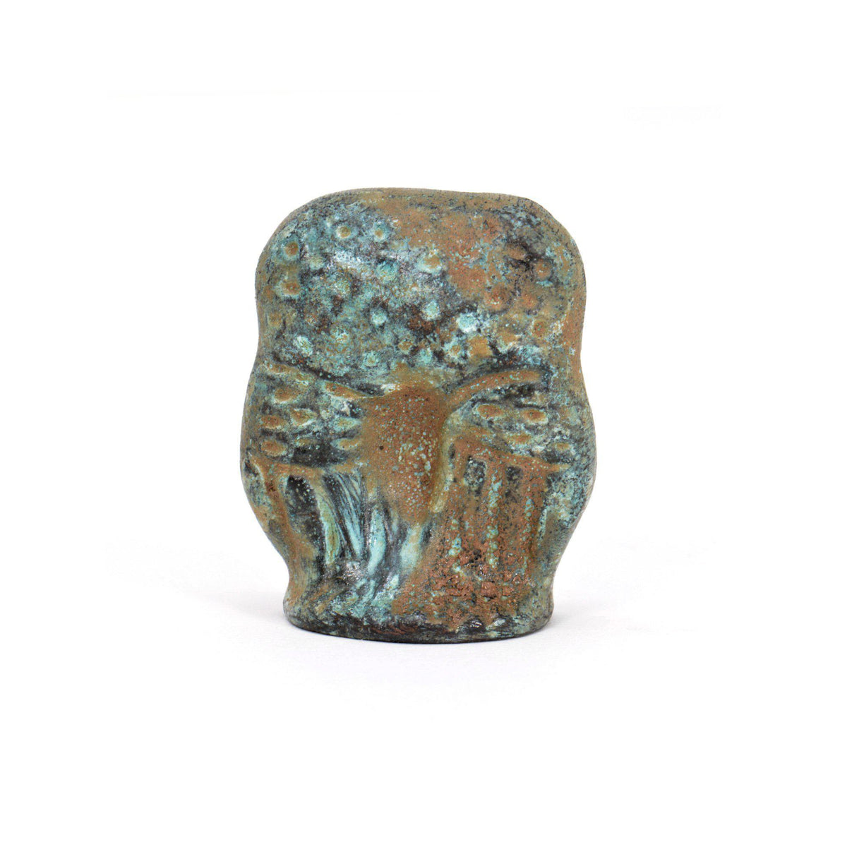 Gufo in bronzo con patina verde, visto dal retro con decorazioni incise, su fondo bianco.