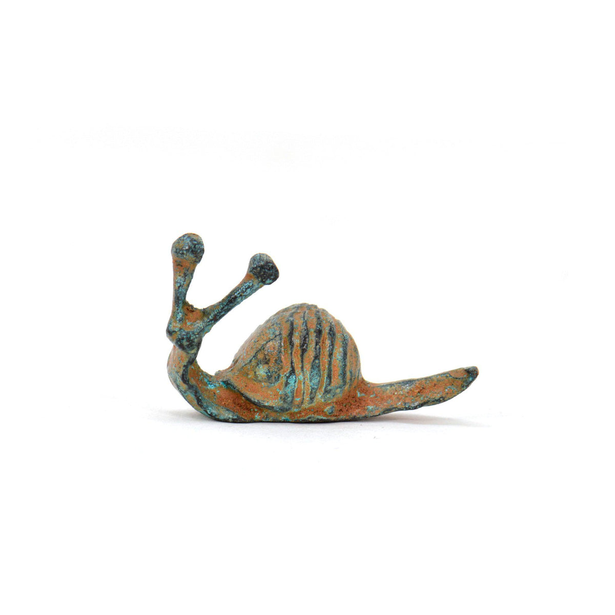 Lumaca in bronzo con patina verde, vista di lato con testa rivolta a sinistra e antenne alzate, su fondo bianco.