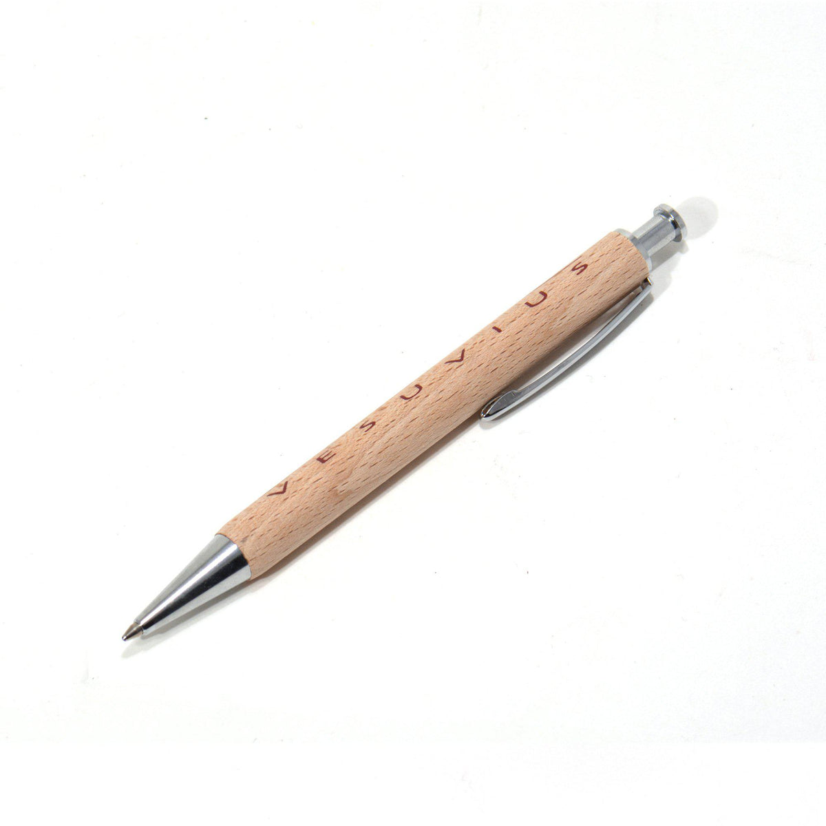 Penna Parker in legno con scritta incisa «Vesuvius», su fondo bianco.