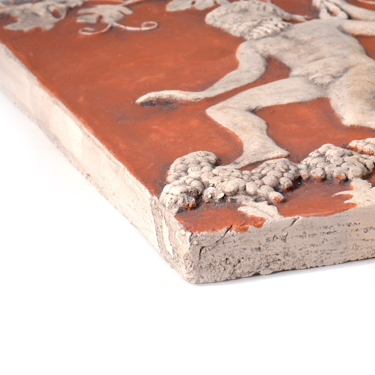 Dettaglio dei grappoli d’uva in bassorilievo e del bordo della piastra in terracotta Sileno Marsia.