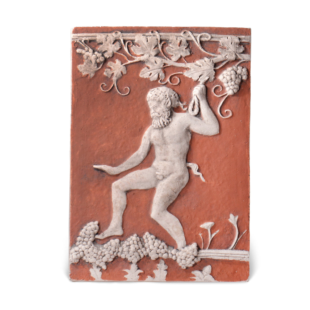 Piastra in terracotta con Sileno Marsia in bassorilievo e grappoli d’uva, vista frontale.
