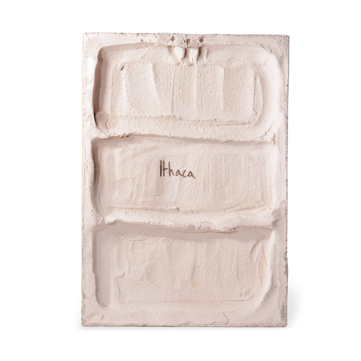 Retro della piastra in terracotta Sileno Marsia, con firma e gancio per appenderla.