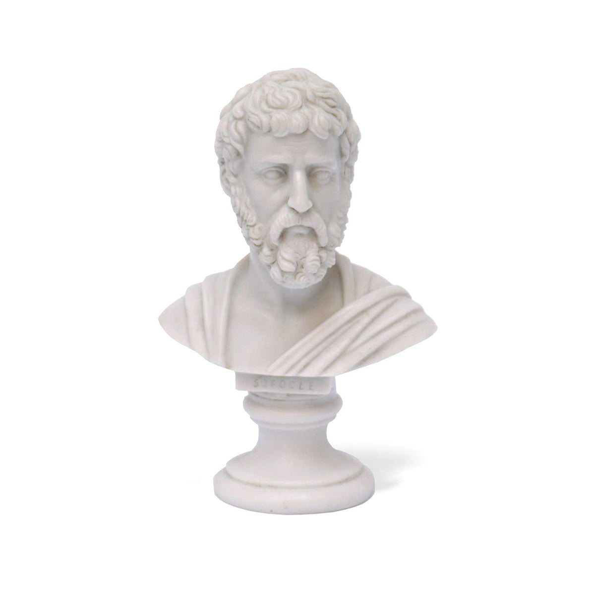 Busto di Sofocle in marmo ricomposto, con barba riccia e veste drappeggiata, su piedistallo circolare e fondo bianco.