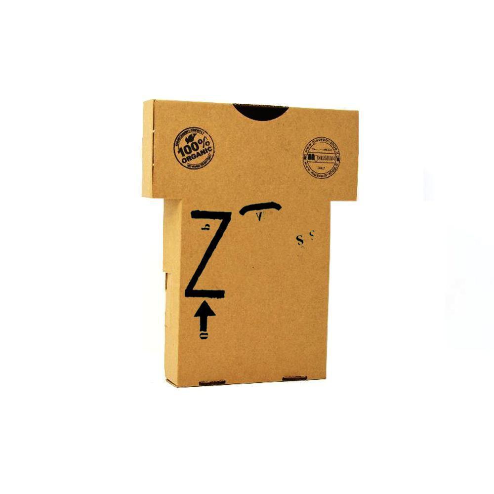 Confezione in cartone della t-shirt Kounellis, con lettere e freccia nere